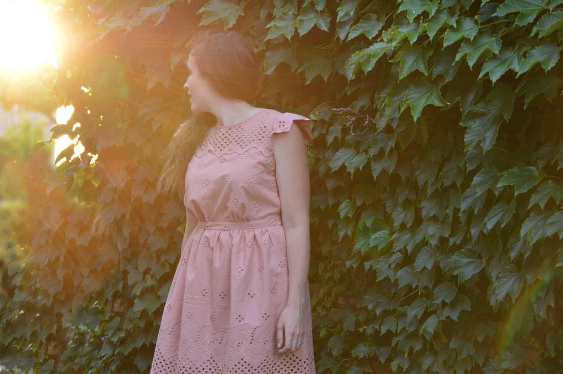 wall of ivy backdrop with blush dress